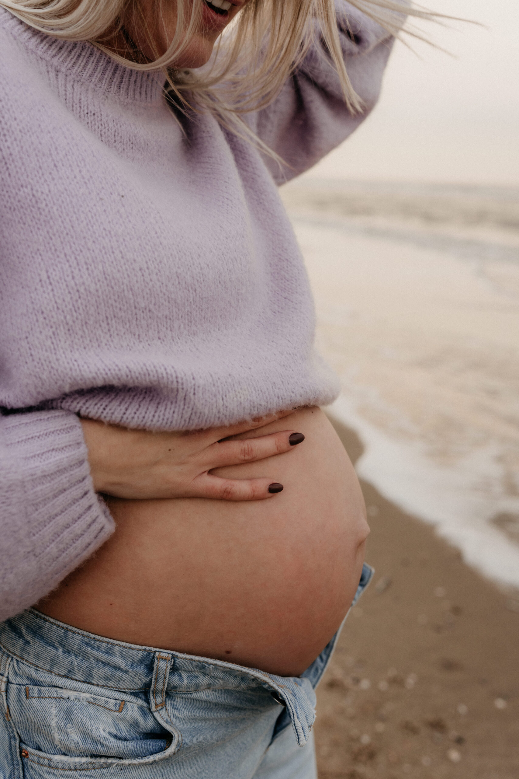 Zwangerschapsshoot strand Katwijk, close up, blote buik