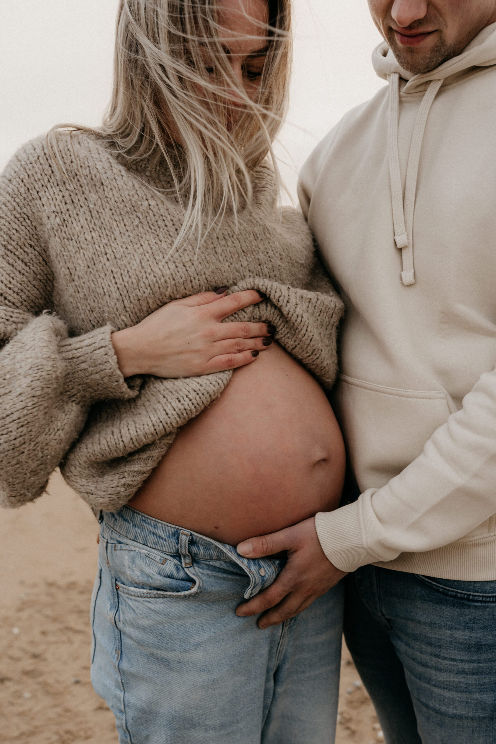 Zwangerschapsshoot strand Katwijk, close up